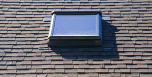 Fenêtre de toit Velux installée sur une toiture en bardeaux