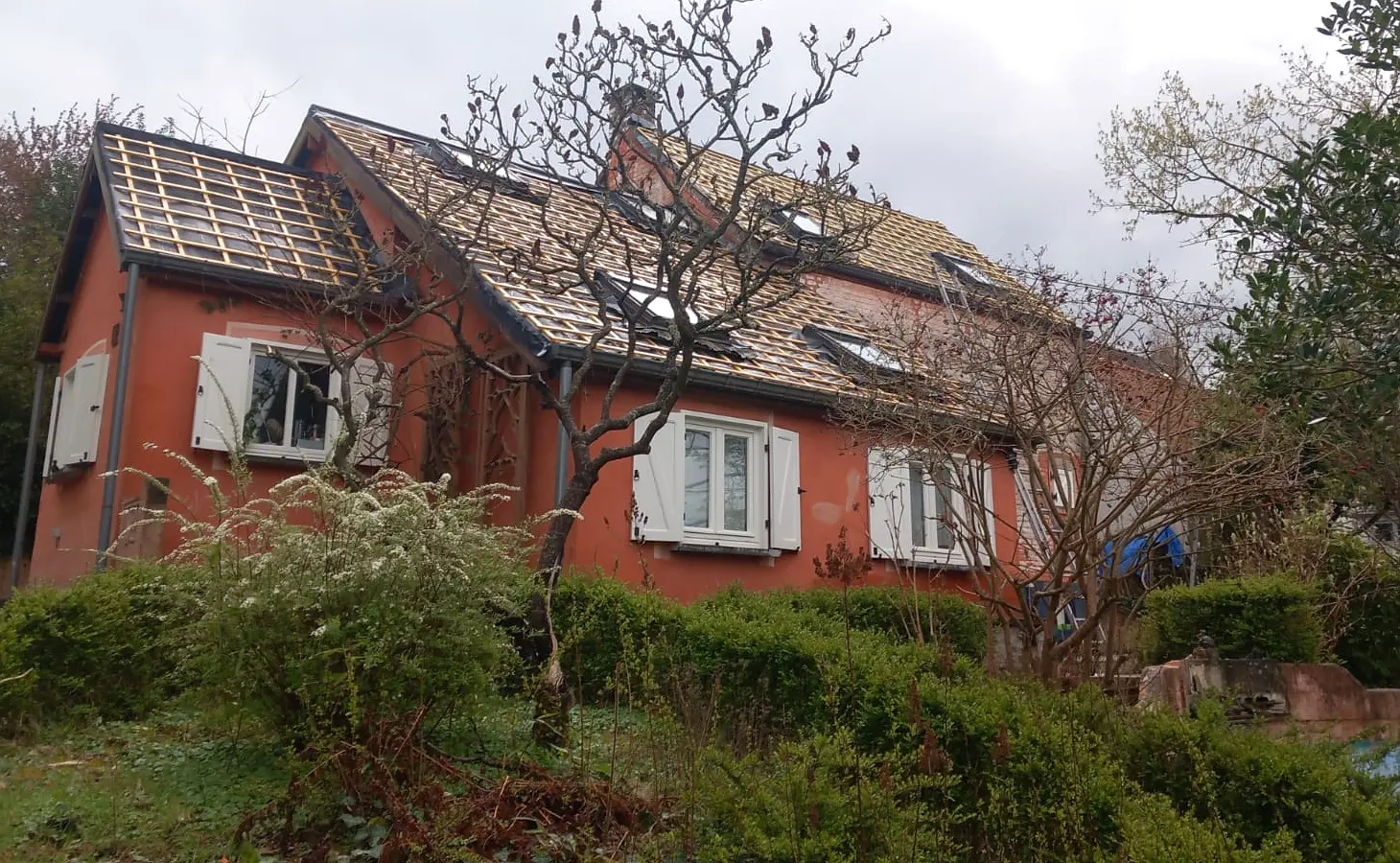 Maison avec toiture en rénovation, couverture en cours de préparation
